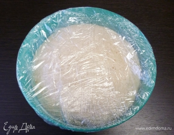 Сложите тесто один раз в середине брожения.