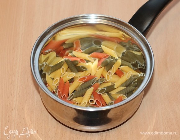 Отварить пасту в подсоленной воде до состояния альденте и откинуть на дуршлаг.