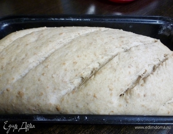 Вот так поднимается тесто. Выпекать хлебушек с паром 35–40 минут при температуре 235°C, в последние 10–15 минут можно убавить температуру на 10°C. Для пара я поставила на дно духовки глубокий противень и налила в него 2 чашки горячей воды.