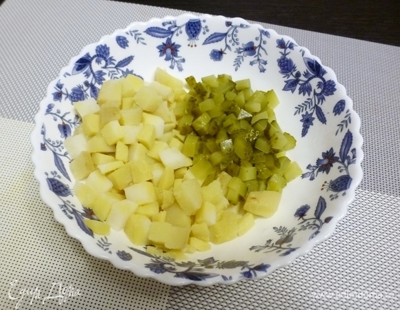 Нарезать вареный картофель и маринованный огурец небольшими кубиками.