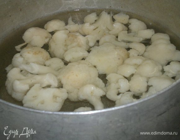 Цветную капусту промыть, разделить на соцветия. Бланшировать в подсоленной воде в течение 2–3 минут.