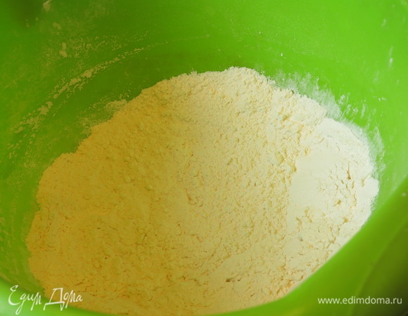 Соединим 360 г муки с солью.