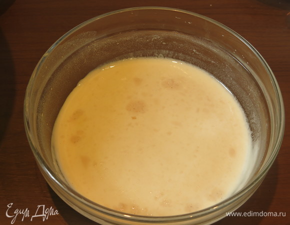 Разведем дрожжи в теплой воде с добавлением 1 чайной ложки сахара и 1 столовой ложки муки. Дадим подняться.