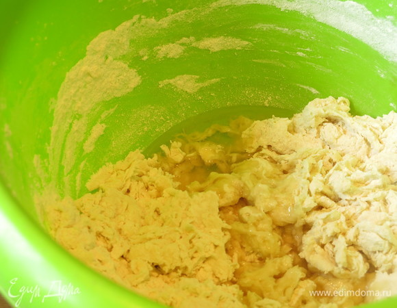 В муку всыпем оставшийся сахар. Далее вливаем масло и дрожжи.