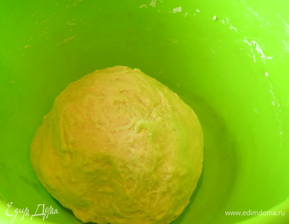 Замешиваем тесто. Накрываем полотенцем и даем постоять минут 30.