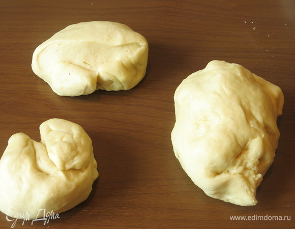 Делим тесто на 1/2, 1/4 и еще 1/4 части.
