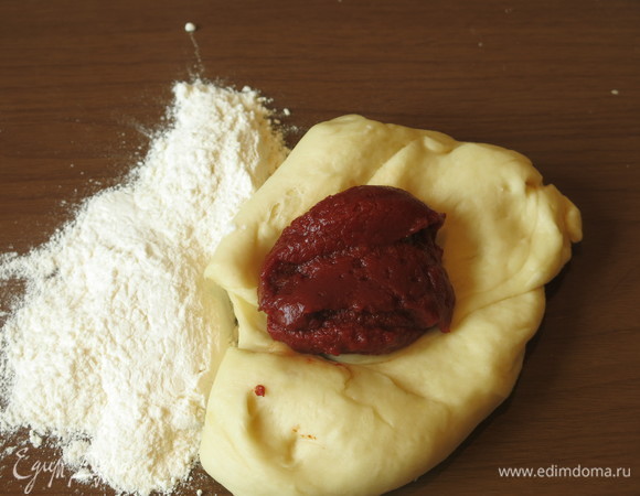 В 1/4 кладем томатную пасту и вмешиваем, добавляя муку при необходимости. Оставшуюся 1/4 часть оставляем былой. Если хотим больше «белка», делим половину в соотношении 1 к 2, далее 1/6 от общего количества первоначального теста красим томатом, а 2/6 оставляем белыми.