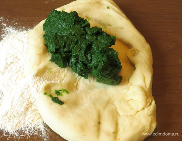 Аналогично поступаем с зеленым тестом — вмешиваем шпинат с мукой.