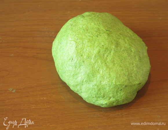 Получается зеленое тесто.