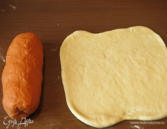 Раскатываем белое тесто в прямоугольник, а оранжевое в виде брусочка. Рекомендую уменьшить количество оранжевого теста.