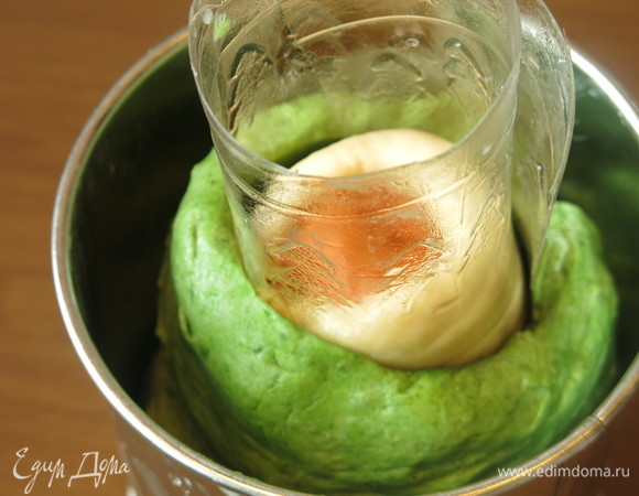 Выкладываем зеленое тесто за бутылкой.