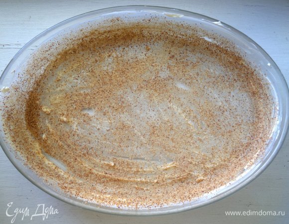 Форму для запекания смазать небольшим кусочком сливочного масла, посыпать панировочными сухарями.