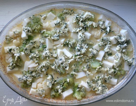 Сверху выложить нарезанное кусочками сливочное масло. Я использовала замороженное ароматное сливочное масло с чесноком и зеленью.