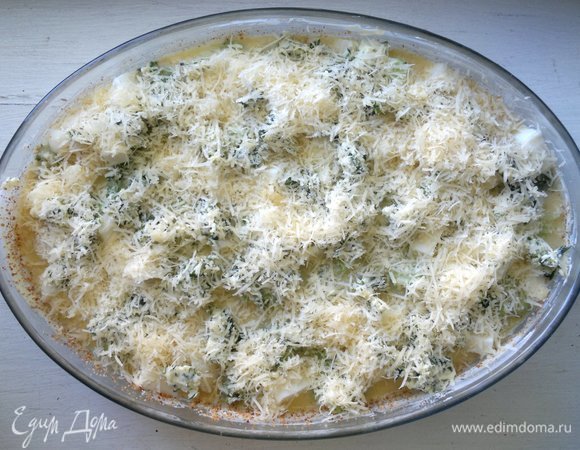 Посыпать запеканку оставшимся сыром. Поставить форму в духовку, разогретую до 180°C на 35–40 минут.