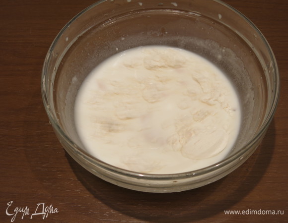 Разводим дрожжи в теплом молоке с ложкой сахара и муки. Одну ложку молока оставляем для смазывания хлеба. Если используем сухие дрожжи, то всыпаем в муку 1 чайную ложку.