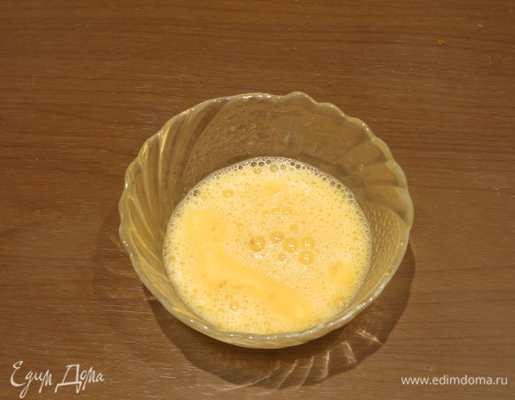 Взбиваем яйцо.