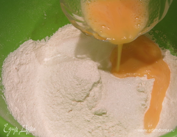 Соединяем муку с щепоткой соли, оставшимся сахаром и вливаем яйцо.
