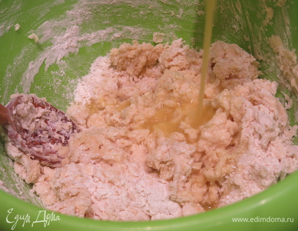 Вливаем апельсиновый сок.