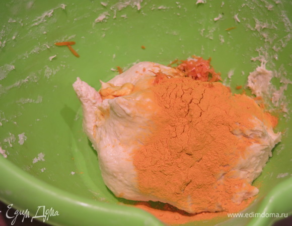 Замешиваем тесто, делим на два куска (500–550 г и 300–350 г). В большую часть всыпаем куркуму и цедру.