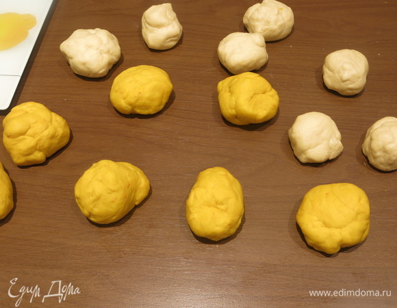 Делим тесто каждого цвета на 6–7 частей, одну часть чуть большую. Желтое получилось по 70 г, белое — по 40–45 г. Большие части остатки — больше 100 г.