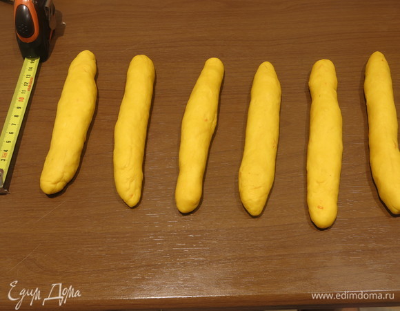 Скатываем цветное тесто в 5–6 жгутов по 15 см длиной (в зависимости от количества зерен в колоске, от того, насколько частей было разделено тесто). Большие кусочки теста не используем пока.