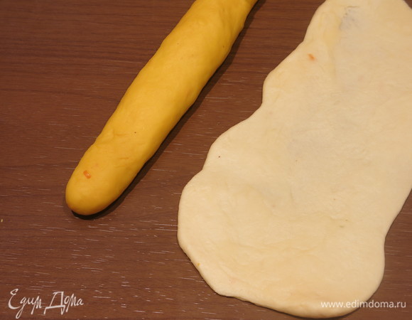 Раскатываем кусочки белого теста.