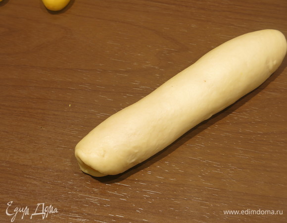 Заворачиваем плотно желтое тесто в белое.