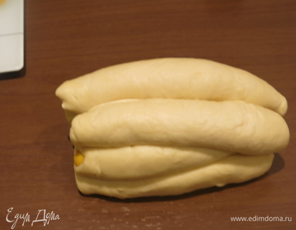 Складываем все валики теста по кругу, обжимаем.