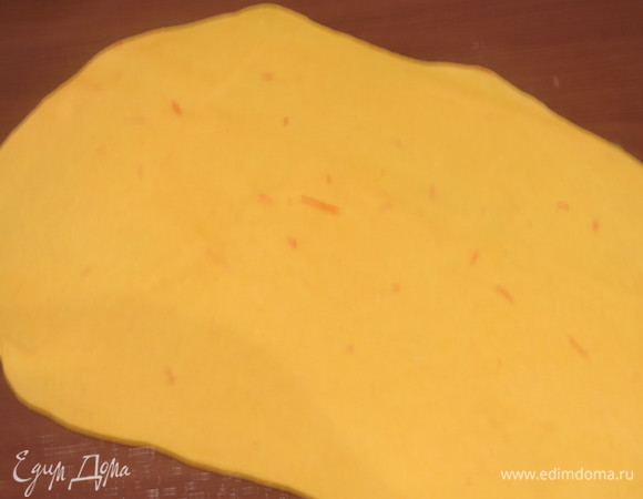 Раскатываем оставшиеся большие кусочки белого и желтого теста и закрываем им валики сложенные.