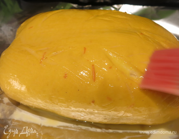 Даем подрасти, делаем при желании декоративные надрезы в виде колосков. Смазываем тесто желтком с ложкой молока.