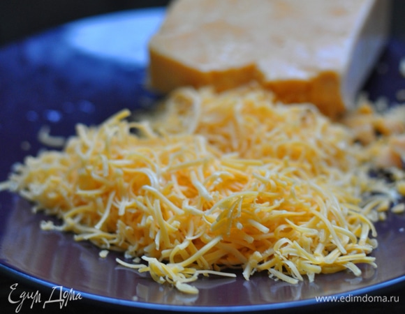 Можно делать без добавок, ограничившись солью и сахаром для пресного варианта лепешек. Творог нужен гладкий, например рикотта. Смешать муку с разрыхлителем, солью, перцем, травами, чесноком и тертым сыром. Слегка взбить творог с молоком, растопленным маслом и сахаром.