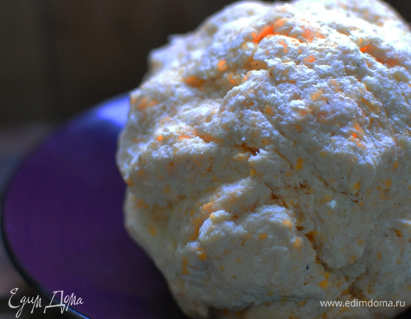 Добавить муку в творожную смесь и быстро замесить тесто.