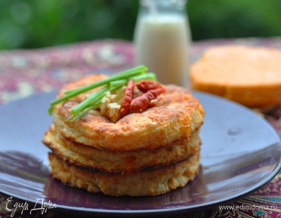 Подавать как теплыми, так и холодными вместо хлеба.