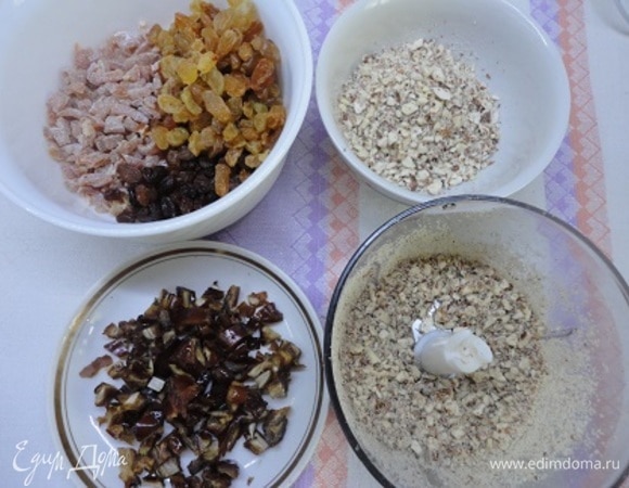 Цукаты, если они у вас крупные, нарежьте кусочками. Я сама делаю апельсиновые цукаты и сразу нарезаю их небольшими кусочками. Изюм промойте. Финики тоже нарежьте кусочками такого же размера. Орехи измельчите. Насколько крупно или мелко — дело вкуса.