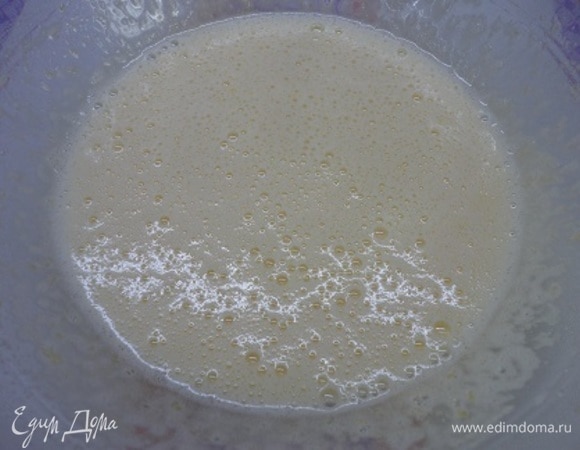 Яйца с сахаром хорошо взбить до образования светлой пышной массы.