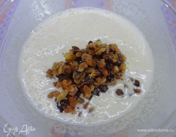 Выложить сухофрукты вместе с алкоголем, если он не впитался полностью. Перемешать.