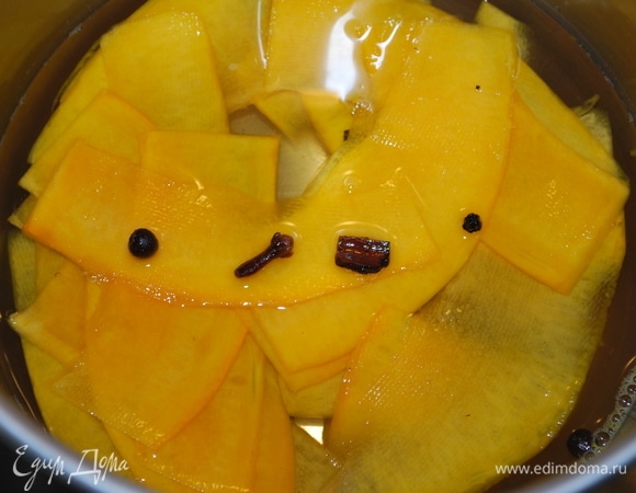 Сделайте маринад. Доведите до кипения воду, добавьте все специи, яблочный уксус, сахар и соль. Прокипятите все минуту и добавьте тыкву, нарезанную на слайсы. Выключите огонь, и пусть тыква остынет в этом маринаде. Как тыква остынет, я ее перекладываю в банку и убираю в холодильник. Такая тыква очень хорошо сочетается с мясом.