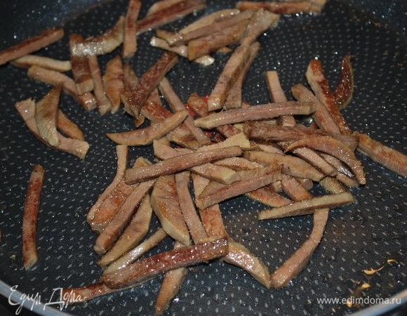 Говяжий язык (у меня отварной) нарежьте, сбрызните сковороду маслом из под вяленых помидор и обжарьте.