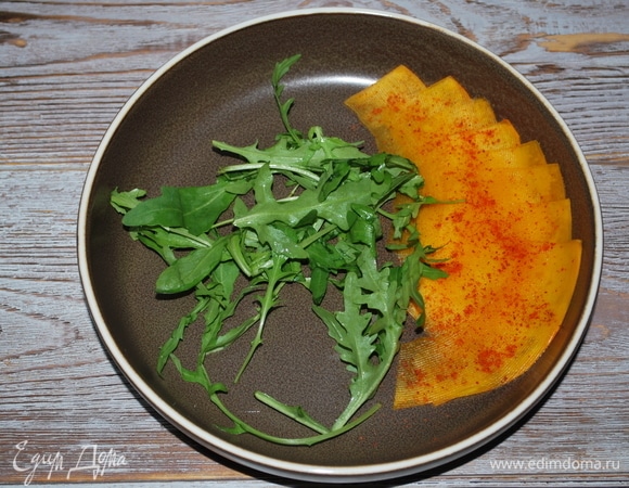 На тарелку выложите маринованную тыкву (количество тыквы на ваше усмотрение), посыпьте ее красным сладким перцем.