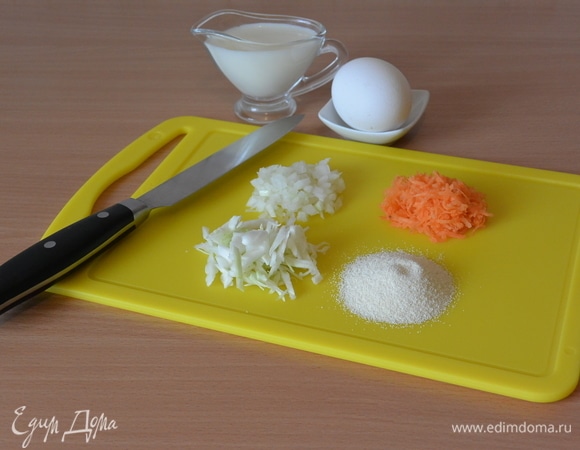 Чистим лук и морковь. Лук режем кубиками, морковь трем на терке. Капусту мелко шинкуем.