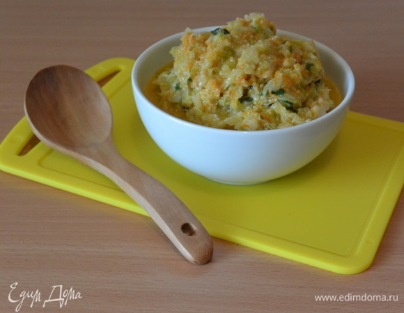 Лук жарим на сковороде, и, когда он начнет золотиться, добавим морковь. Далее добавляем капусту и все перемешиваем. Солим и перчим по вкусу, добавляем молоко и тушим на медленном огне 10 минут. В овощную массу добавляем взбитые яйца и манку. По желанию можно добавить зелень.