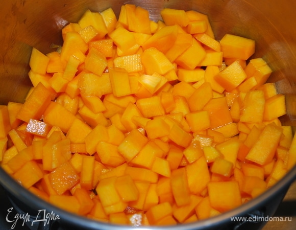 Тыкву нарежьте маленькими кусочками и протушите с несколькими ложками водой до мягкости.