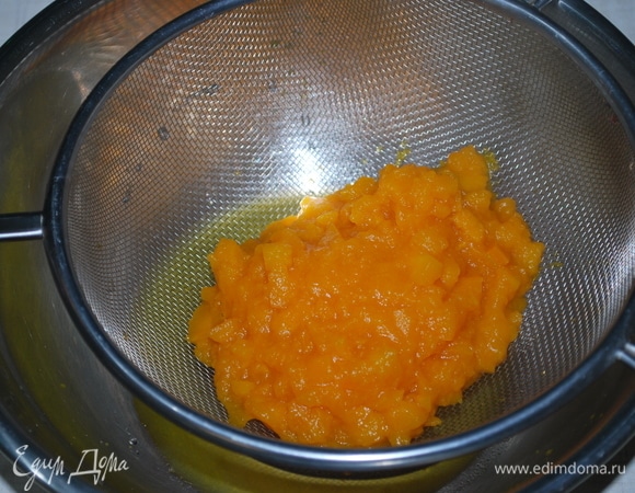 Протрите теплое пюре через сито.