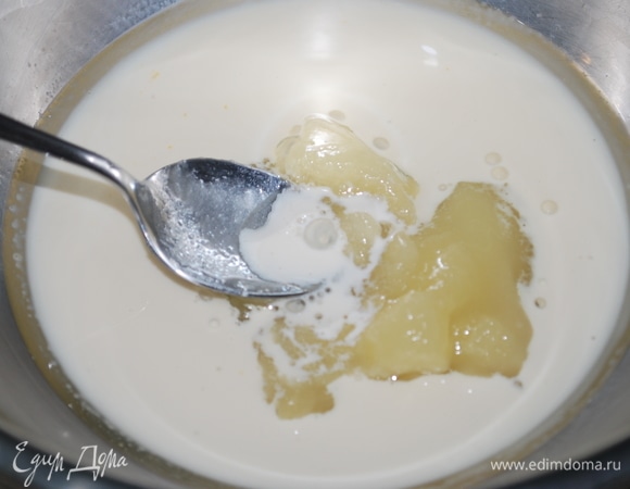 В теплом молоке раскрошите дрожжи, добавьте мед, соль и растительное масло. Все перемешайте.