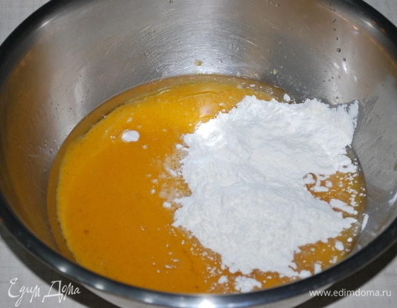 Добавьте небольшими партиями муку.