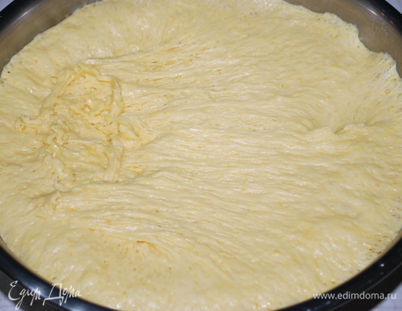 Через 1,5–2 часа обомните тесто.