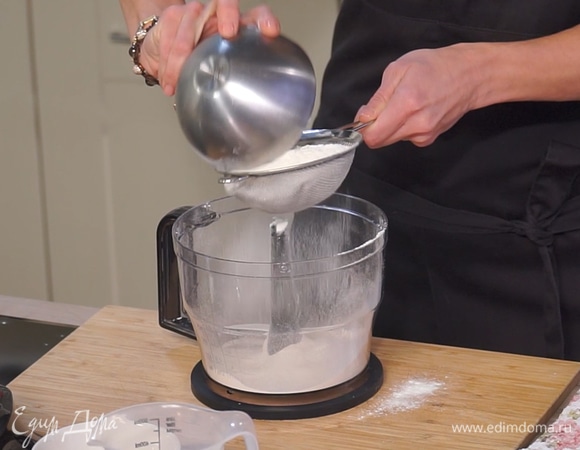 Просеять муку в чашу миксера, добавить разрыхлитель, соду и все специи.