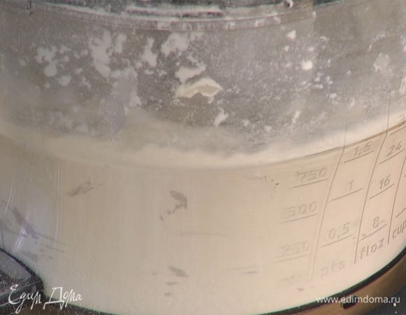 Сливочное масло измельчить, добавить к муке, все взбить.   