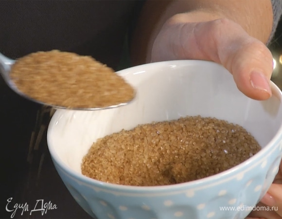 Добавить сахар, снова взбить до состояния песочной крошки.