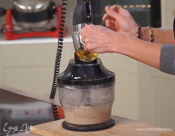 Добавить яйцо, соль, сироп агавы и солод. Частями влить все молоко, постоянно взбивая тесто. В итоге оно должно получиться рыхлым и воздушным.